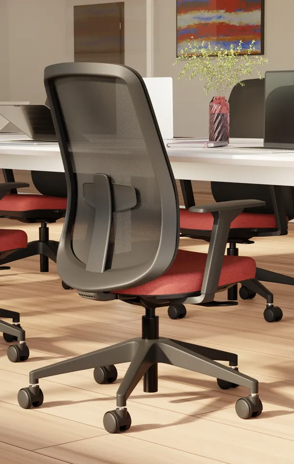 Detalhe de cadeira ergonômica com encosto em tela